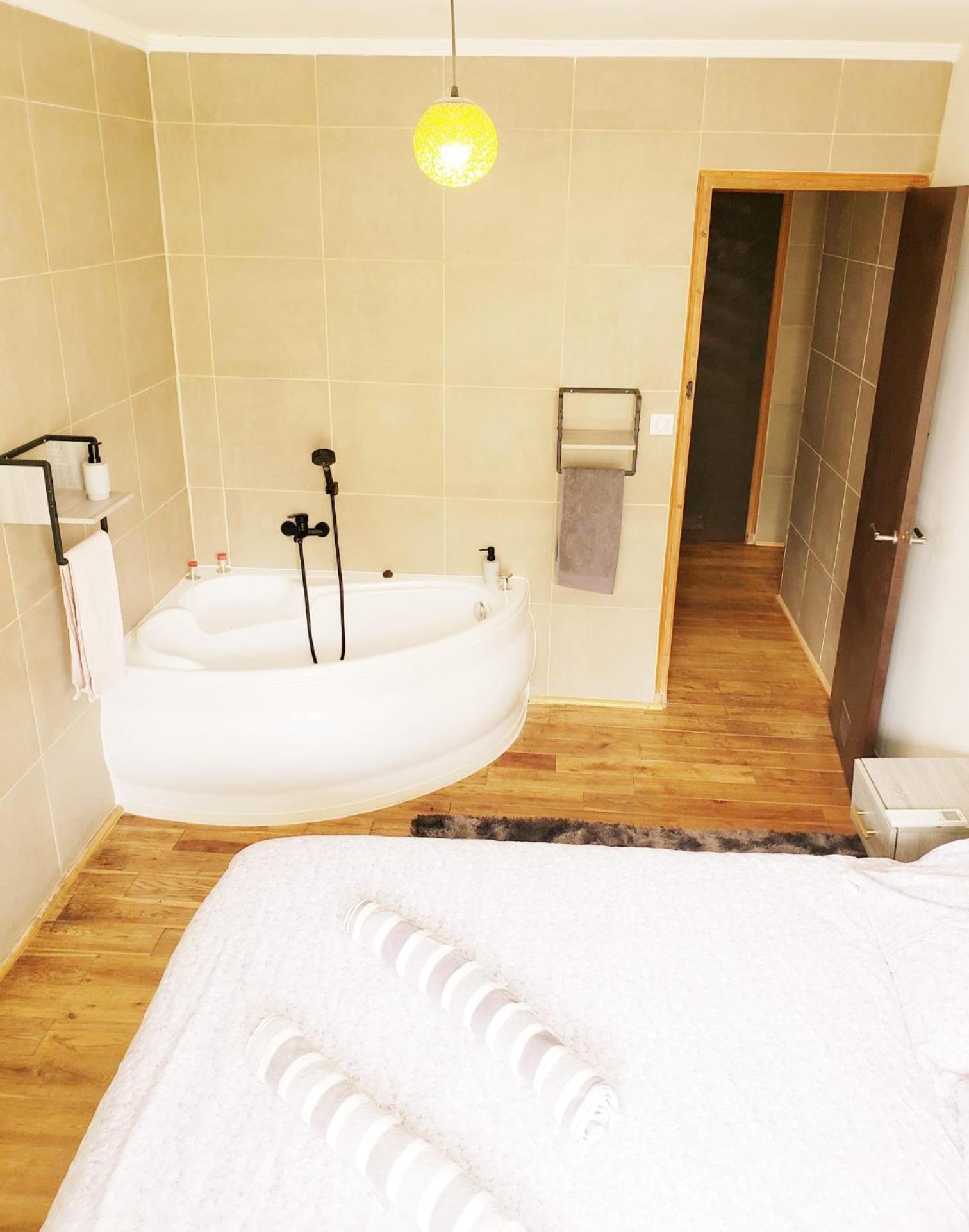 Air Conditioned Residential Suite From 1 To 6 - Bathtubs In Rooms - Self-Arrival - Wifi - Laundry - Parking Avignon Eksteriør billede