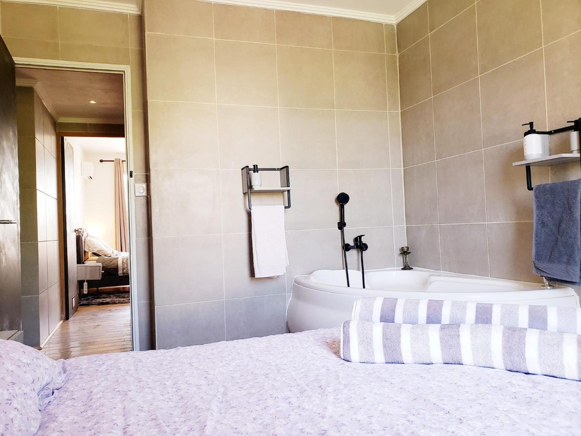 Air Conditioned Residential Suite From 1 To 6 - Bathtubs In Rooms - Self-Arrival - Wifi - Laundry - Parking Avignon Eksteriør billede
