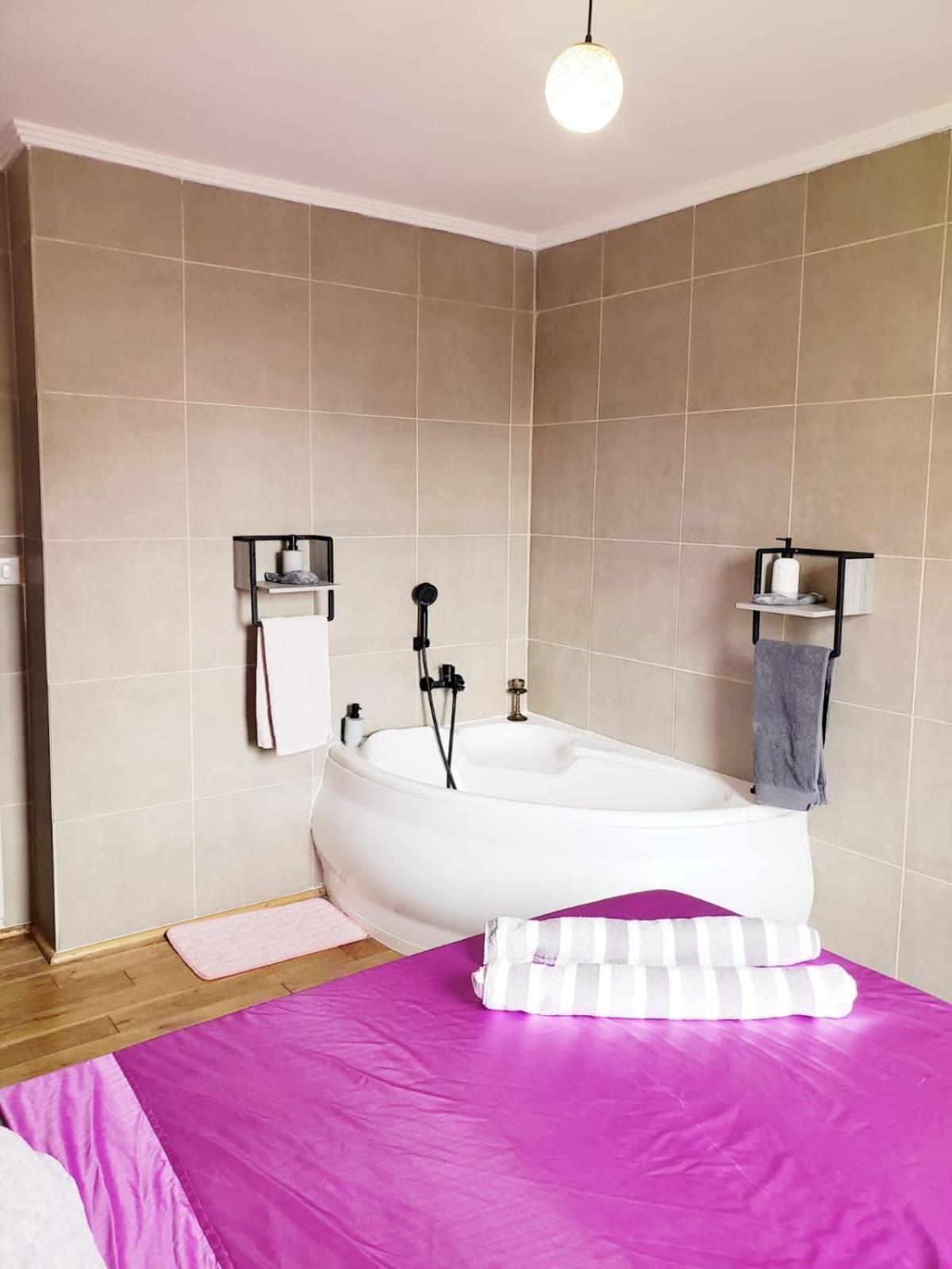 Air Conditioned Residential Suite From 1 To 6 - Bathtubs In Rooms - Self-Arrival - Wifi - Laundry - Parking Avignon Eksteriør billede